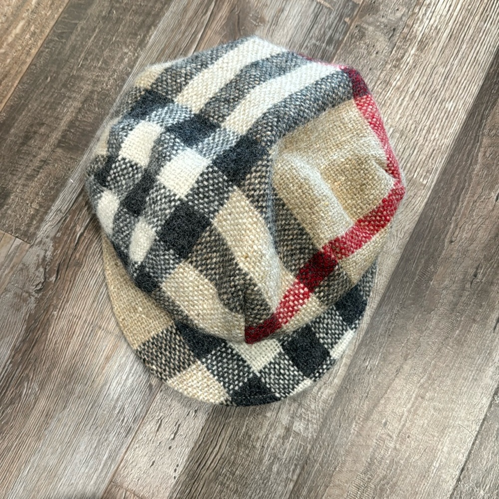 Burberry 100% wool hat in signature pattern, size L